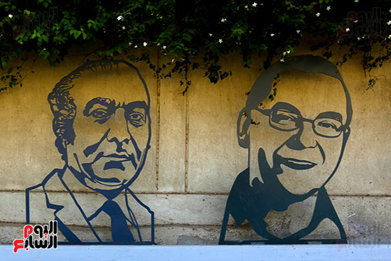 مجسمات فنية على جانبي الطرق المؤدية للمتحف المصري الكبير