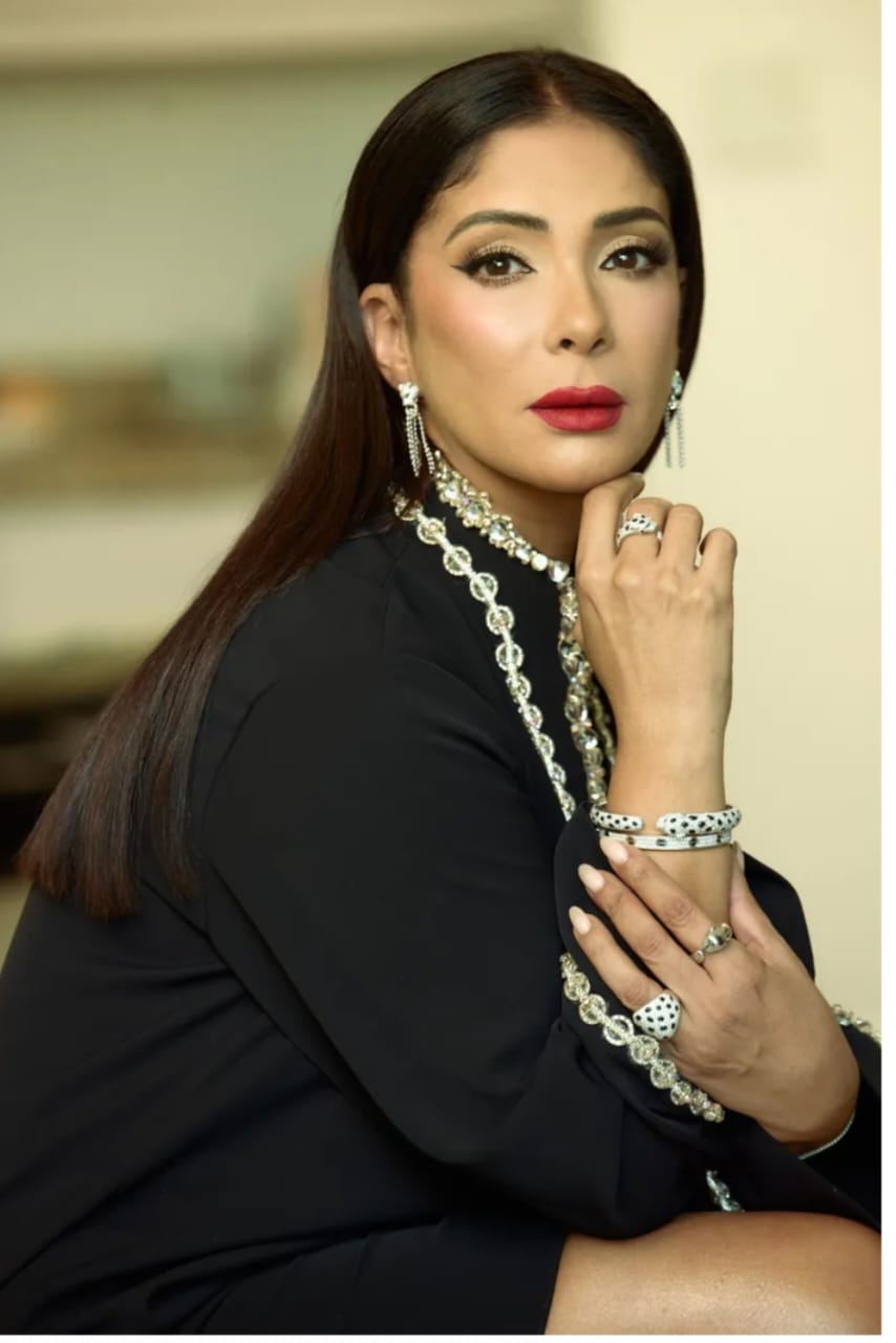 مني زكي تستعرض مجوهراتها