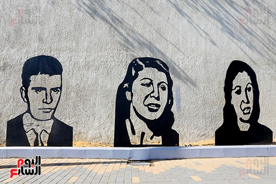 مجسمات فنية في محيط المتحف الكبير