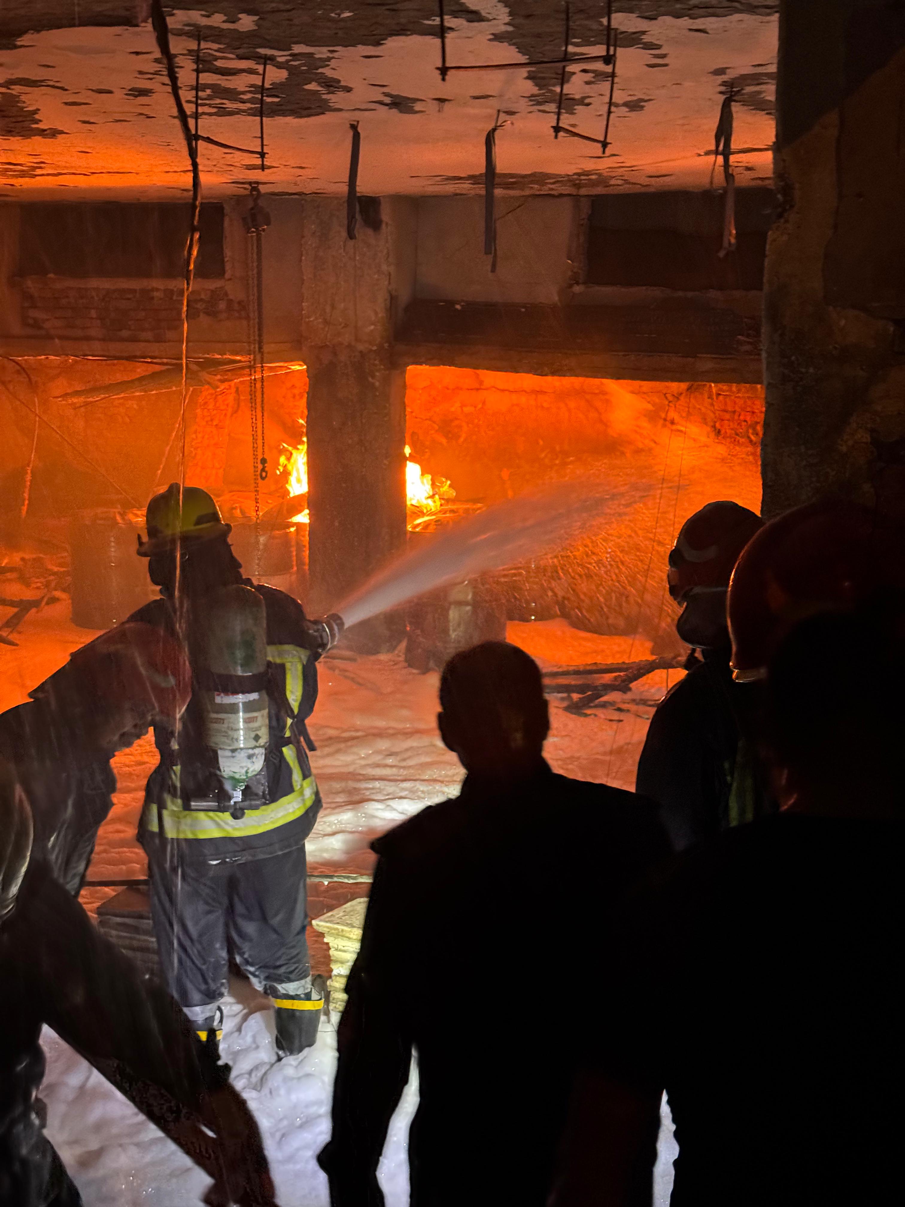 حريق مخزن بويات فى الشروق (4)