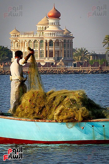 صياد في بحيرة قارون