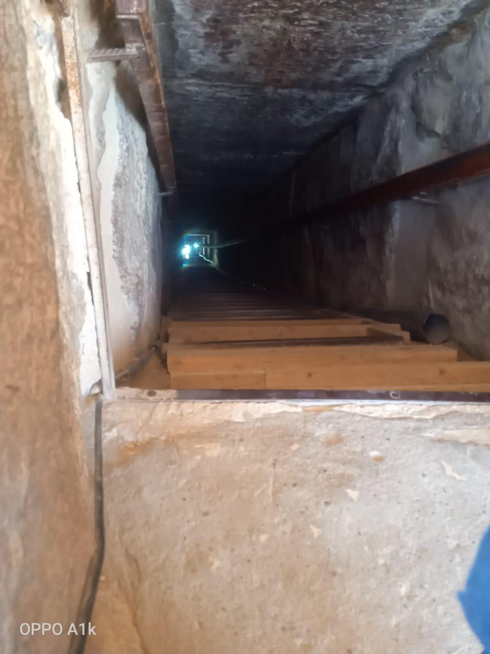 ممر ضيق فى هرم سنفرو المنحني بدهشور ممر ضيق فى هرم سنفرو المنحني بدهشور