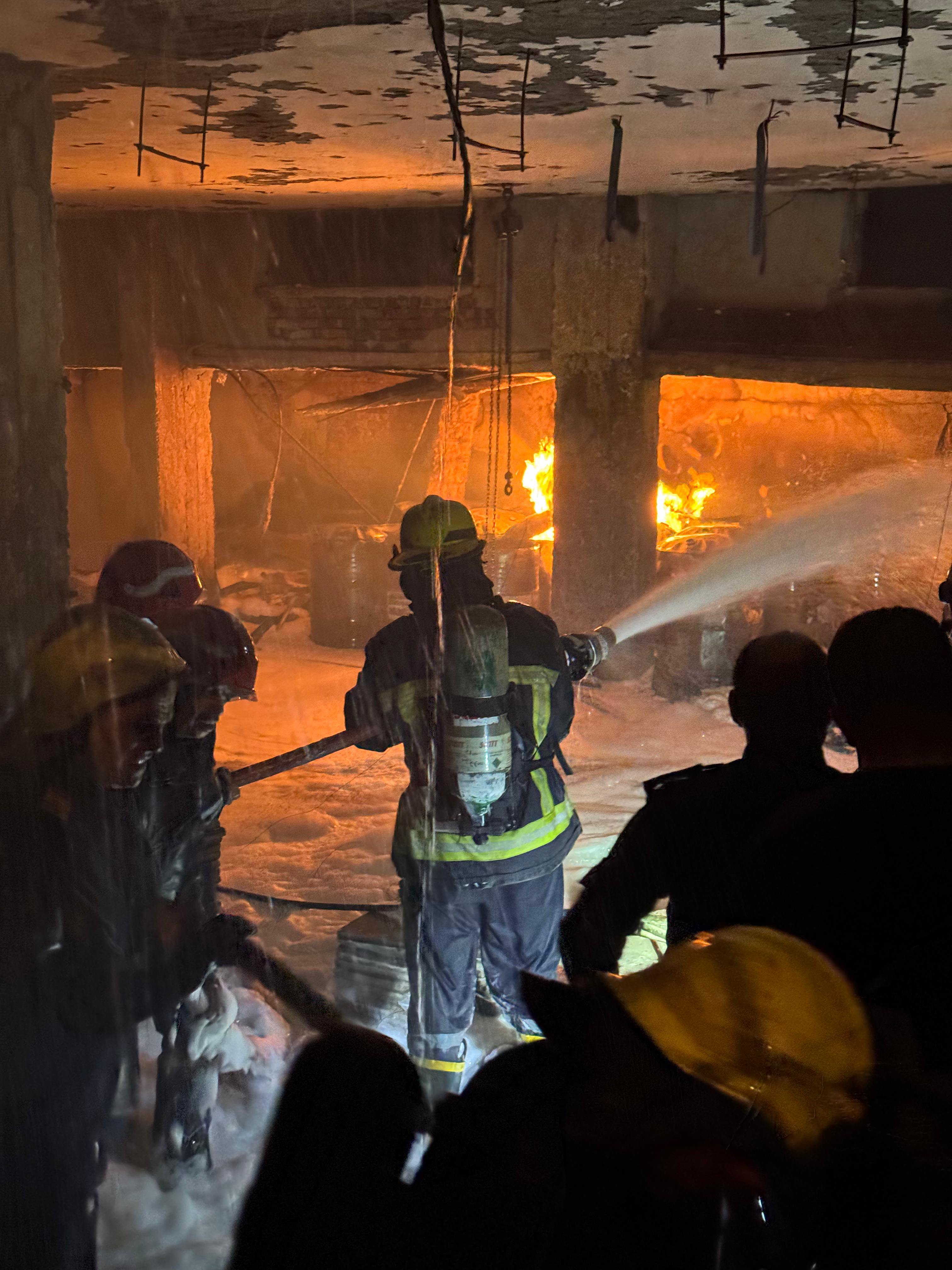 حريق مخزن بويات فى الشروق (3)