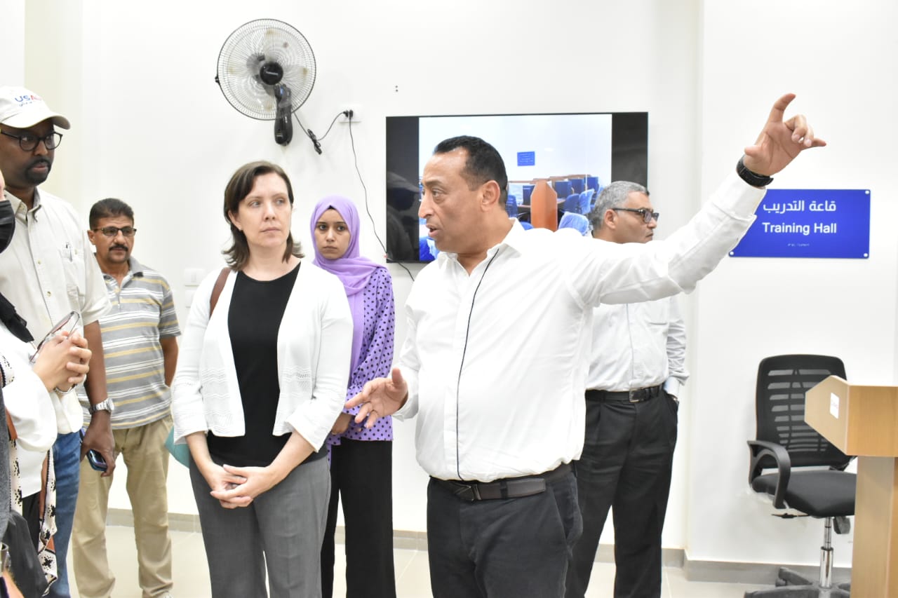 عميد الكلية يرافقه وفد خلال زيارة المركز عميد الكلية يرافقه وفد خلال زيارة المركز