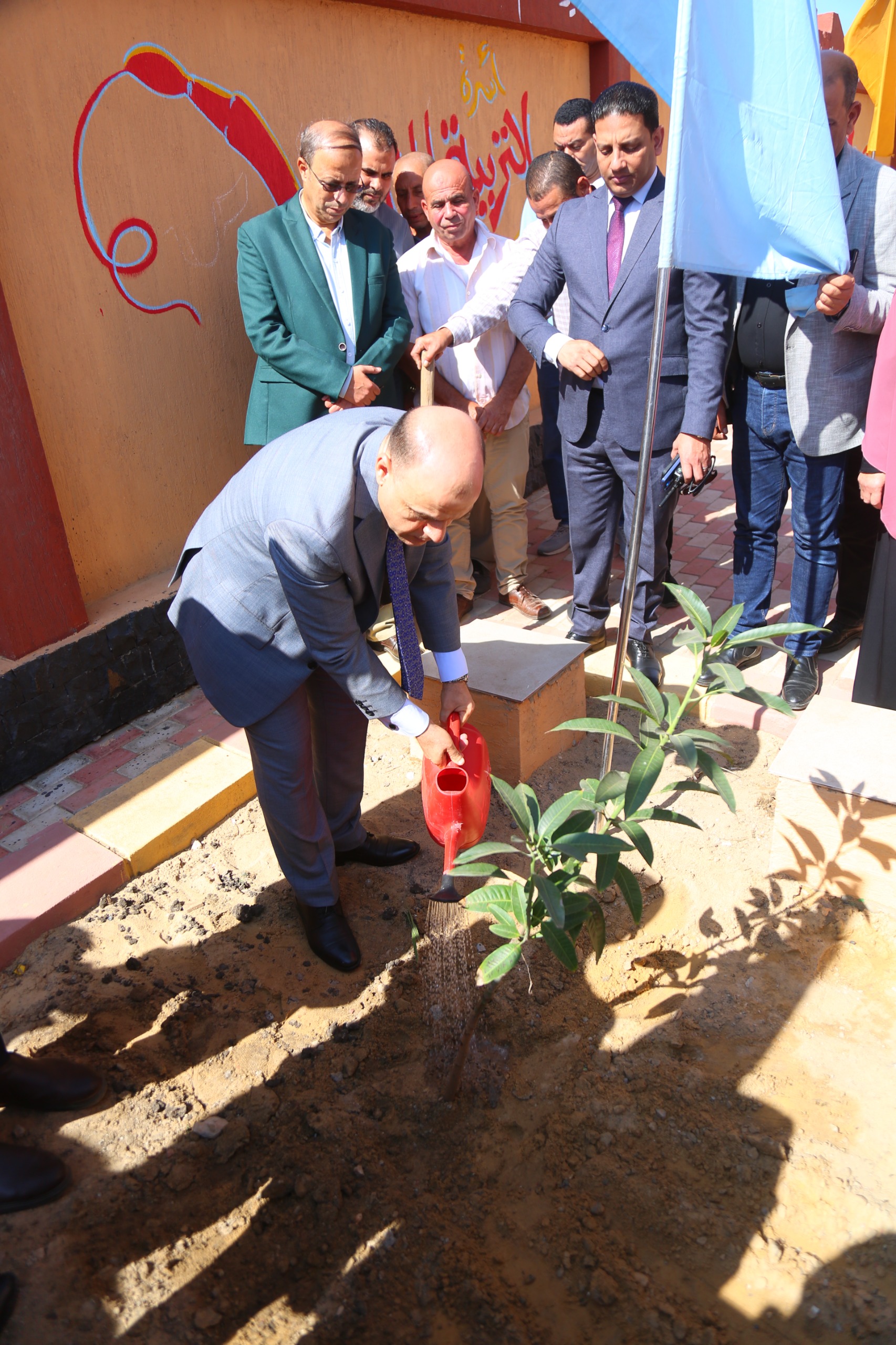 محافظ كفر الشيخ يزرع الأشجار