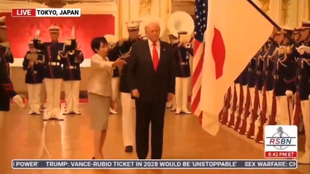 رئيسة وزراء اليابان تحاول توجيه ترامب لتحية حرس الشرف رئيسة وزراء اليابان تحاول توجيه ترامب لتحية حرس الشرف