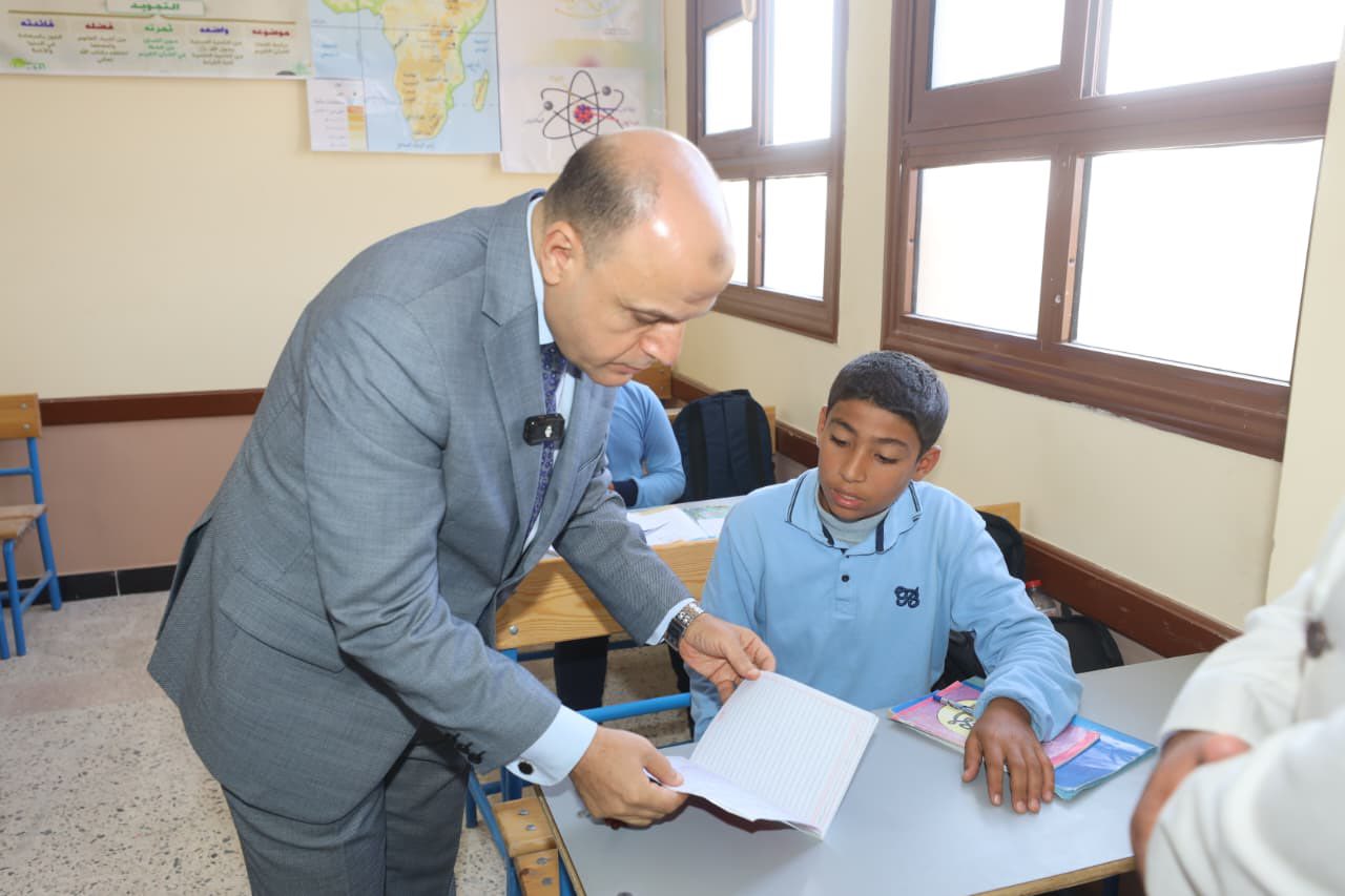 محافظ كفر الشيخ يتابع ما درسة الطلاب محافظ كفر الشيخ يتابع ما درسة الطلاب