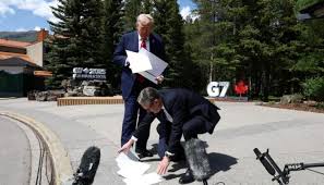 ستارمر ينحني لجمع أوراق اتفاقية التجارة بعد سقوطها من ترامب ستارمر ينحني لجمع أوراق اتفاقية التجارة بعد سقوطها من ترامب