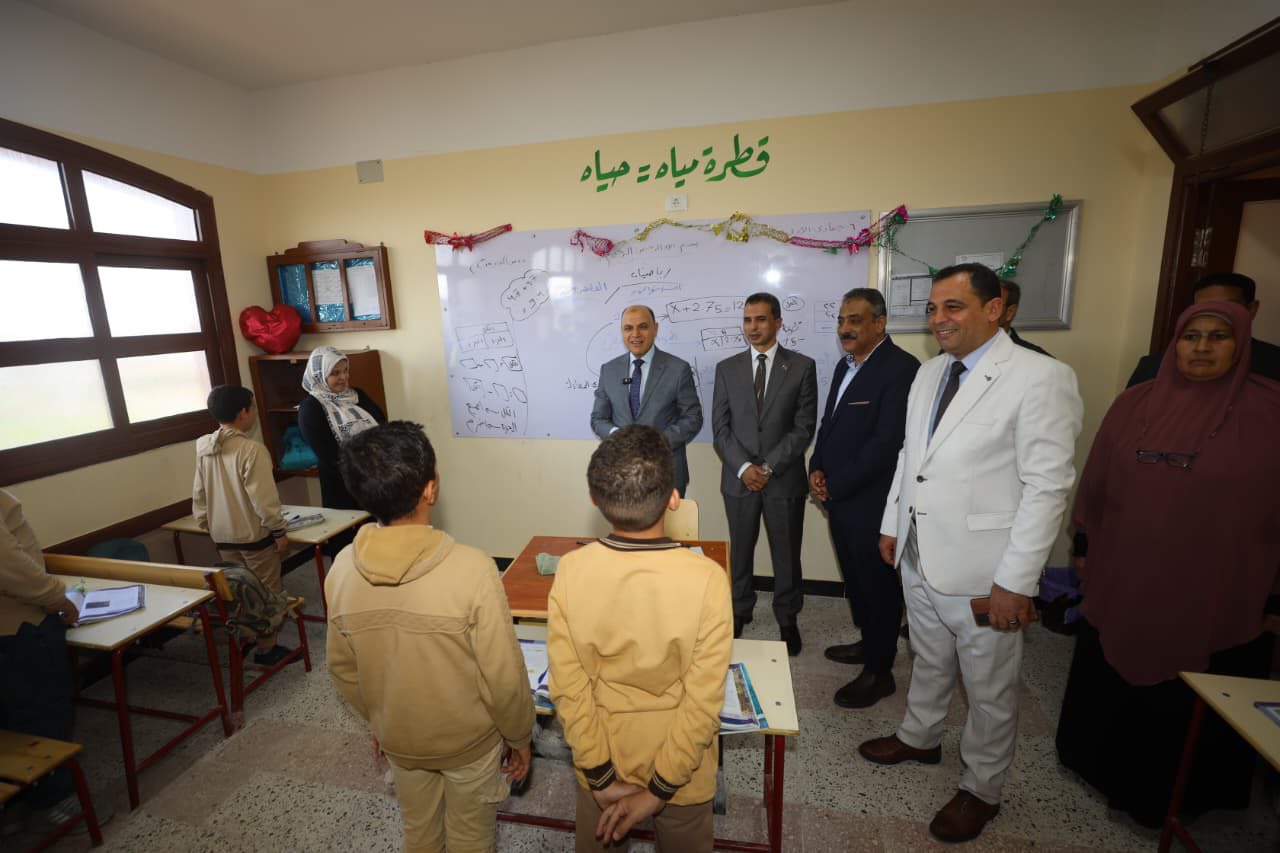 جانب من جولة المحافظ بالمدارس جانب من جولة المحافظ بالمدارس