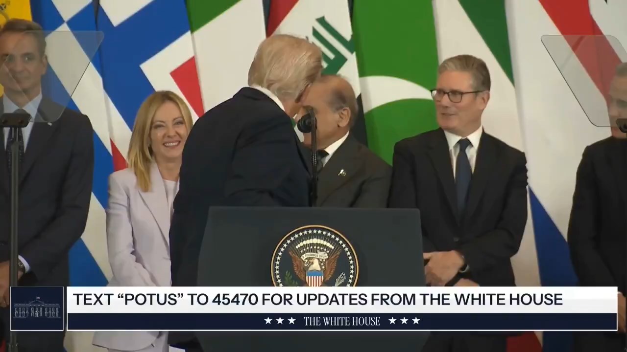 ابتسامة ميلوني بعد مغازلة ترامب لها ابتسامة ميلوني بعد مغازلة ترامب لها