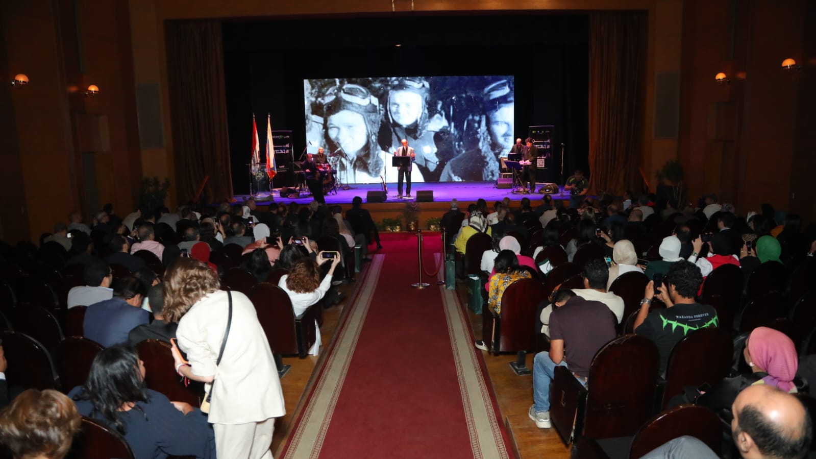 تكريم شريف سعيد رئيس قطاع الإنتاج الوثائقى بالشركة المتحدة للخدمات الإعلامية بملتقى الأفلام الوثائقية (3)