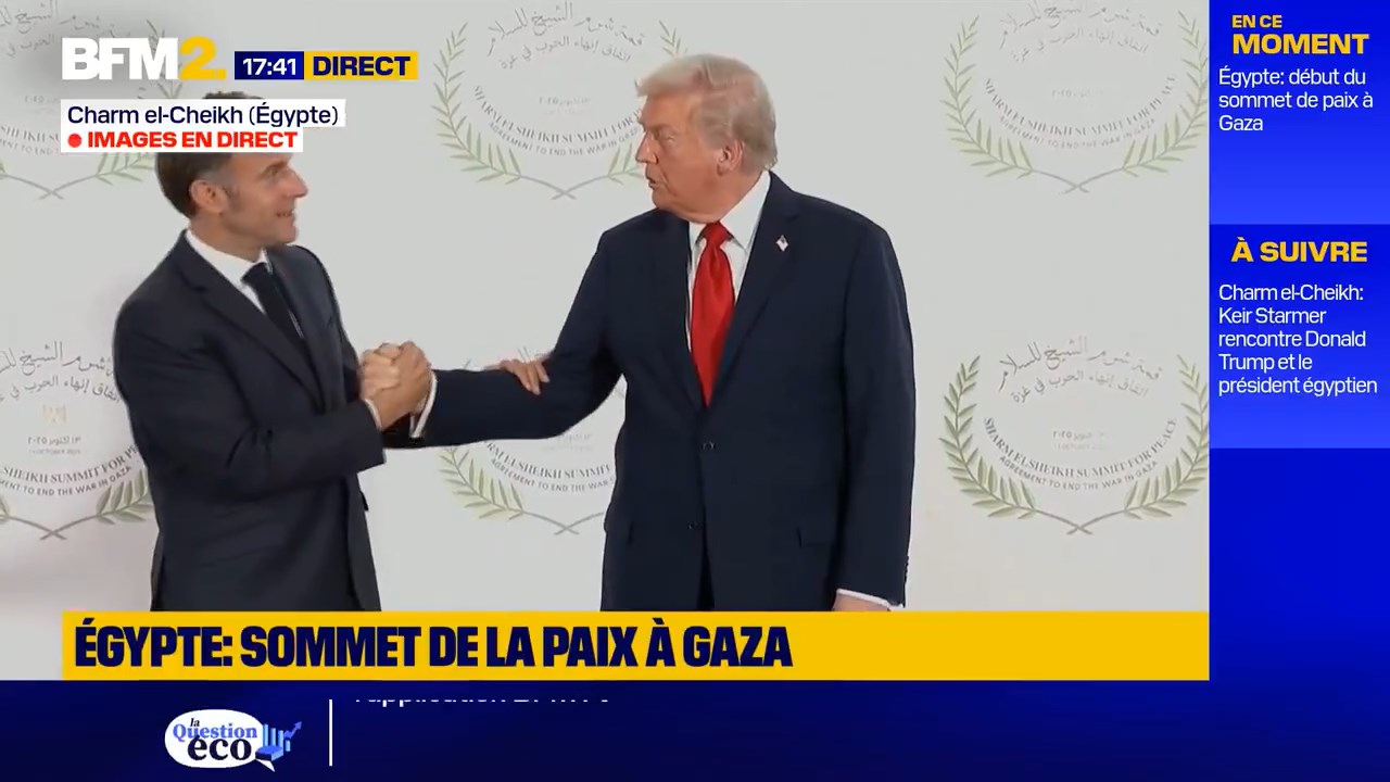 ترامب يتمسك بيد ماكرون ترامب يتمسك بيد ماكرون