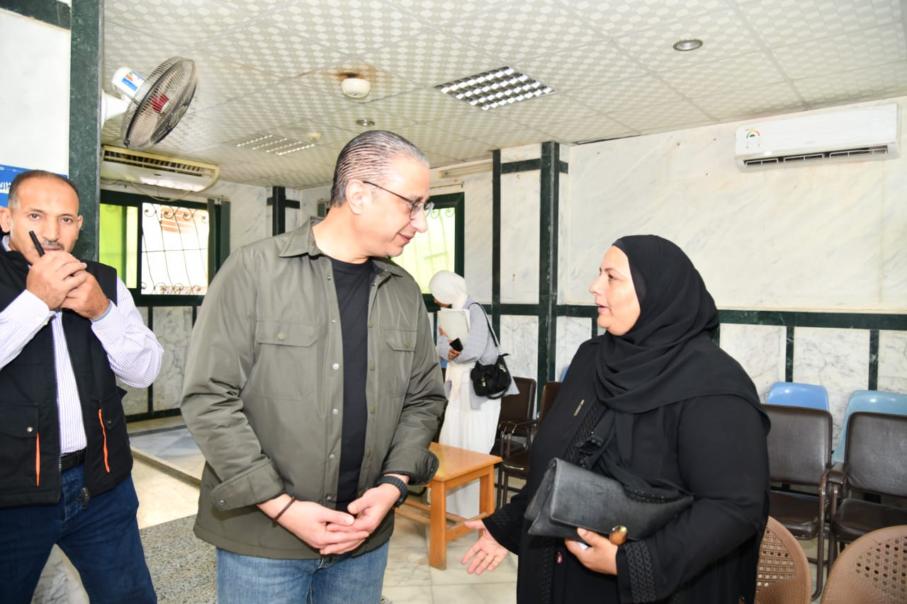 محافظ الفيوم مع المواطنين محافظ الفيوم مع المواطنين