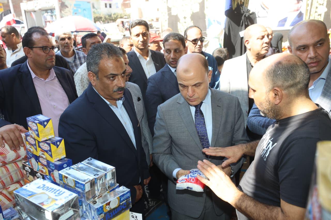 محافظ  كفر الشسخ يتفقد سوق اليوم الواحد