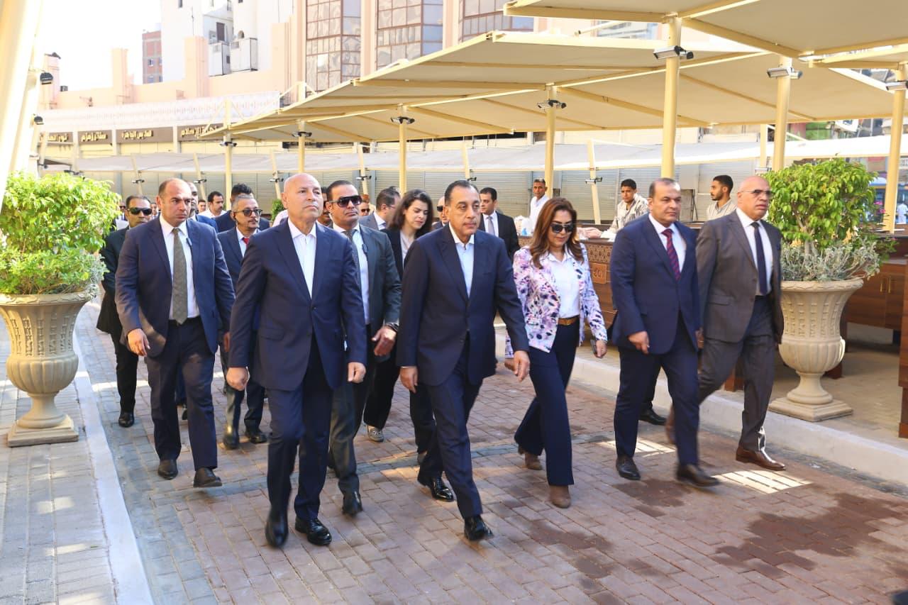 رئيس الوزراء ووزيرة التنمية المحلية ومحافظ القاهرة في سوق العتبة
