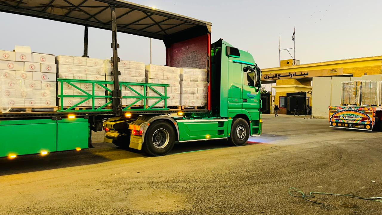 الهلال الأحمر المصري يطلق قافلة زاد العزة ال 60 حاملة 9800 طن مساعدات إغاثية عاجلة إلى غزة الهلال الأحمر المصري يطلق قافلة زاد العزة ال 60 حاملة 9800 طن مساعدات إغاثية عاجلة إلى غزة