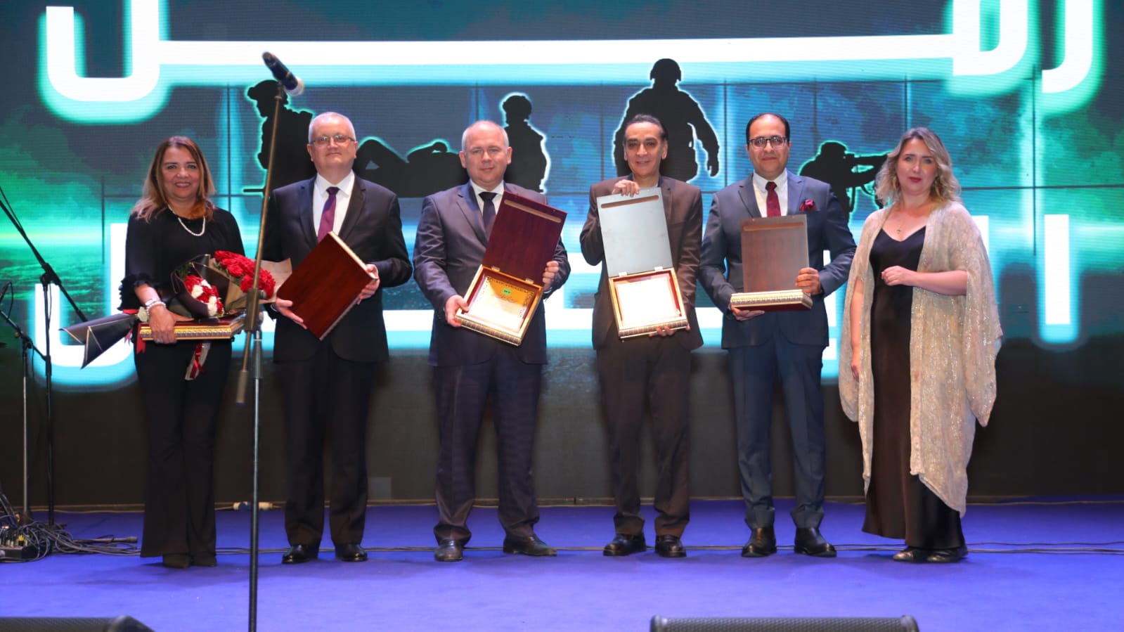 تكريم شريف سعيد رئيس قطاع الإنتاج الوثائقى بالشركة المتحدة للخدمات الإعلامية بملتقى الأفلام الوثائقية (2)