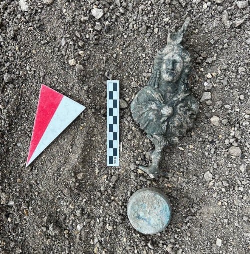 تمثال برونزى للمعبودة المصرية إيزيس