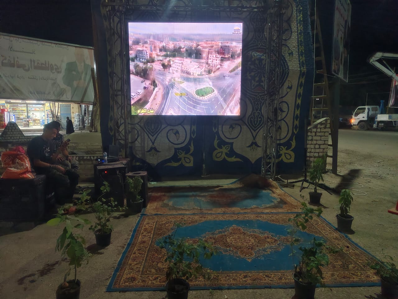 تشغيل شاشات عرض فى ميادين الجيزة لبث مواد توعوية عن المتحف المصري الكبير تشغيل شاشات عرض فى ميادين الجيزة لبث مواد توعوية عن المتحف المصري الكبير