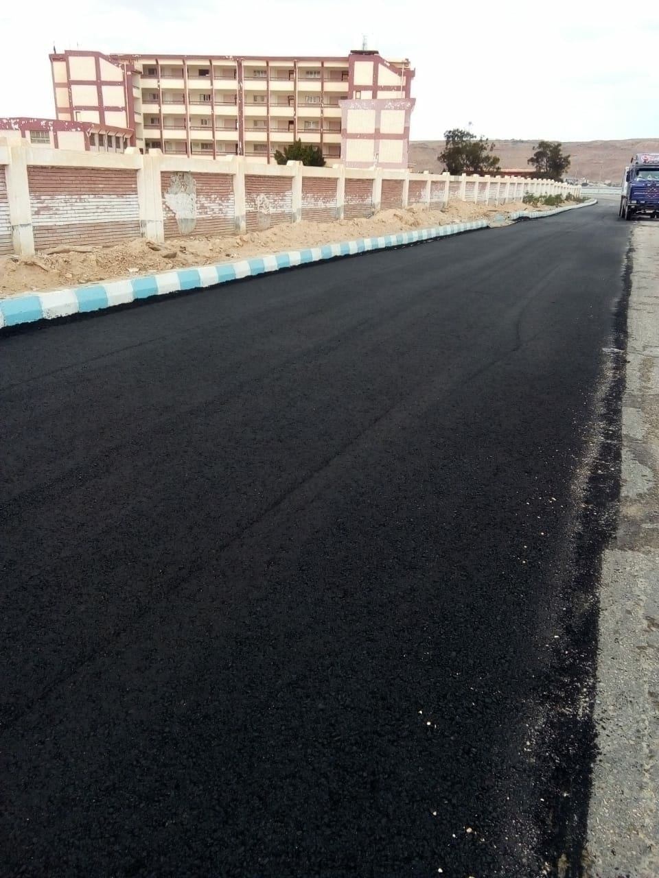 رصف شبكات الطرق بالمناطق المحرومة في مطروح رصف شبكات الطرق بالمناطق المحرومة في مطروح