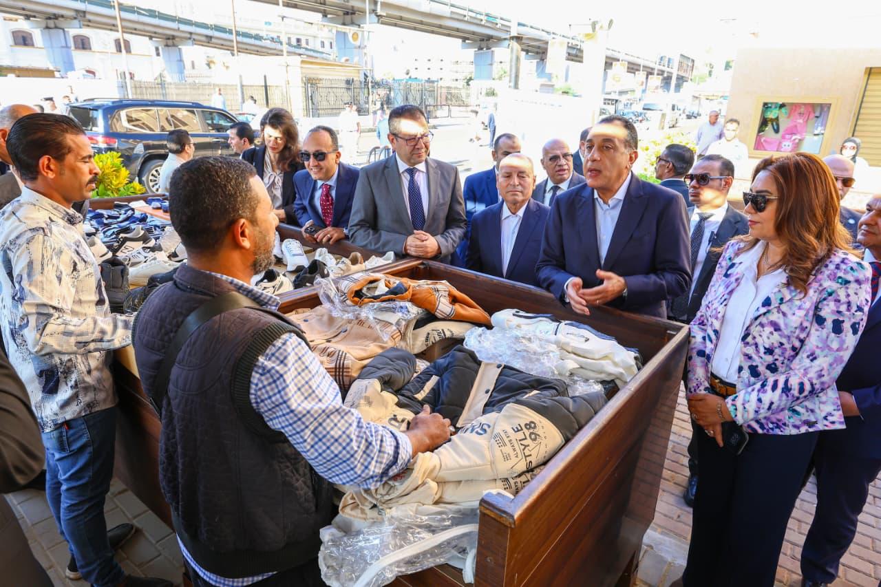 رئيس الوزراء يستمع للباعة في سوق العتبة