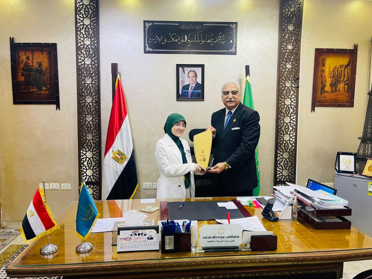 خلال تكريم الطالبة تغريد خلال تكريم الطالبة تغريد