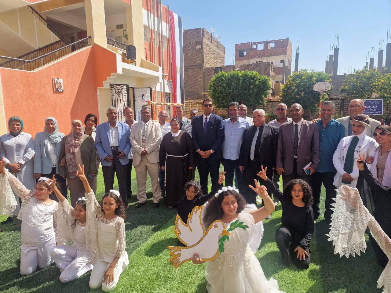 عروض طلبة مدرسة الأمل للصم وضعاف السمع أمام نائب المحافظ