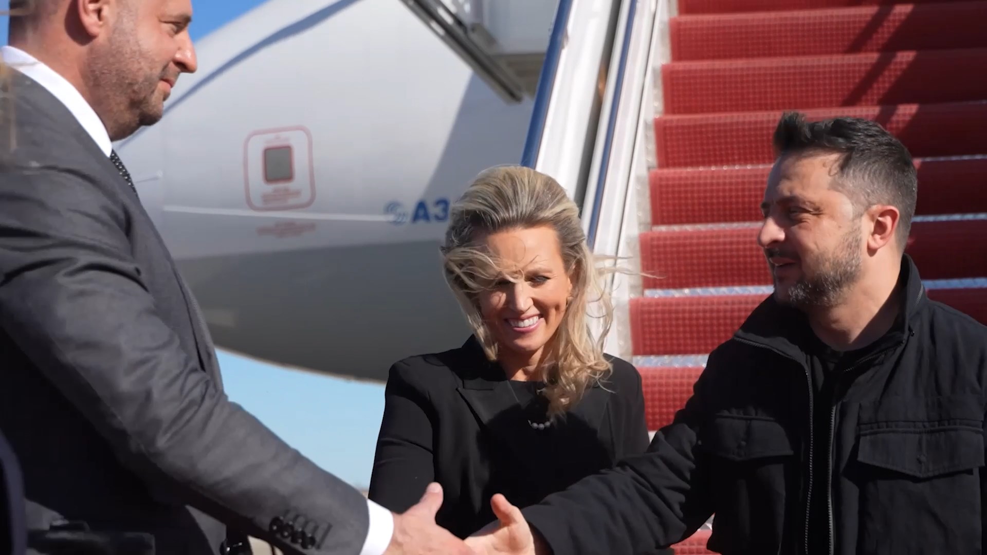 رئيس مكتبه وطاقم طائرته.. استقبال بارد لزيلينسكي في الولايات المتحدة - RT Arabic.mp4_snapshot_00.02.671 رئيس مكتبه وطاقم طائرته.. استقبال بارد لزيلينسكي في الولايات المتحدة - RT Arabic.mp4_snapshot_00.02.671