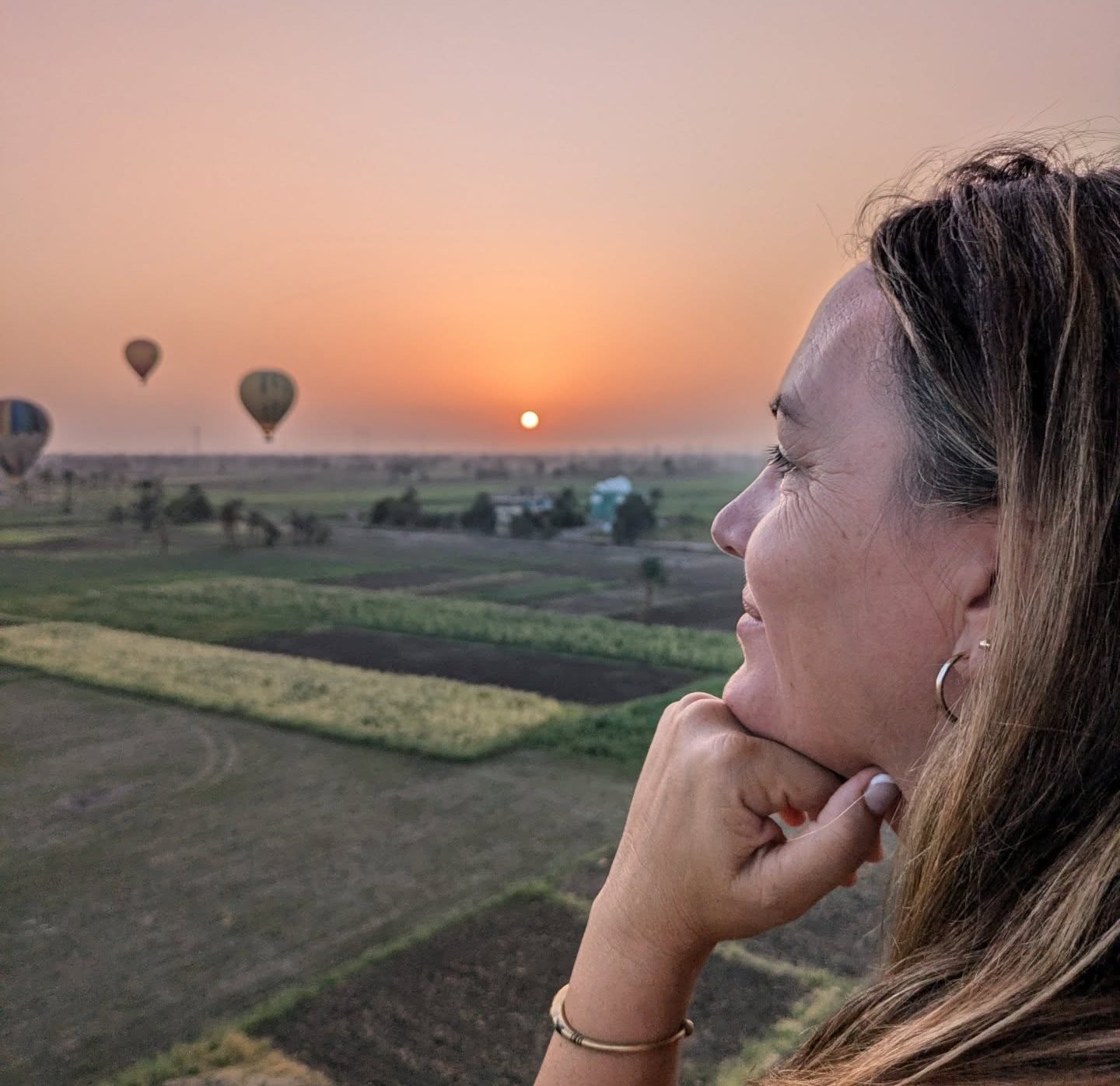 سعادة أجنبية على متن رحلات البالون الطائر