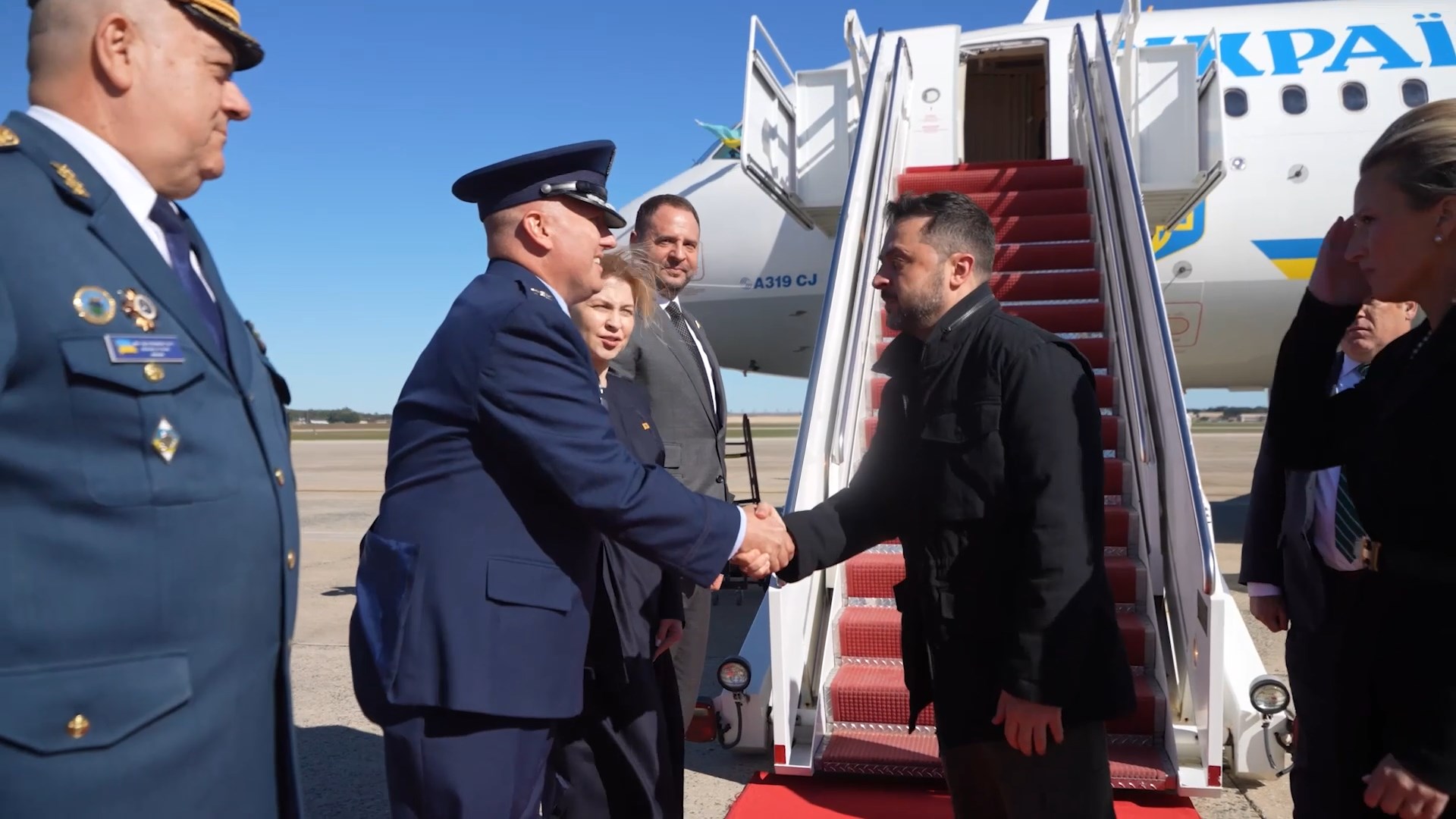 غياب الاستقبال الرسمي لحظة وصول زيلينسكي إلى واشنطن للقاء ترامب غياب الاستقبال الرسمي لحظة وصول زيلينسكي إلى واشنطن للقاء ترامب