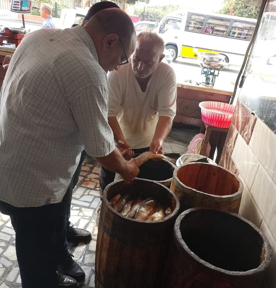 حملات تموينية على محال الفسيخ