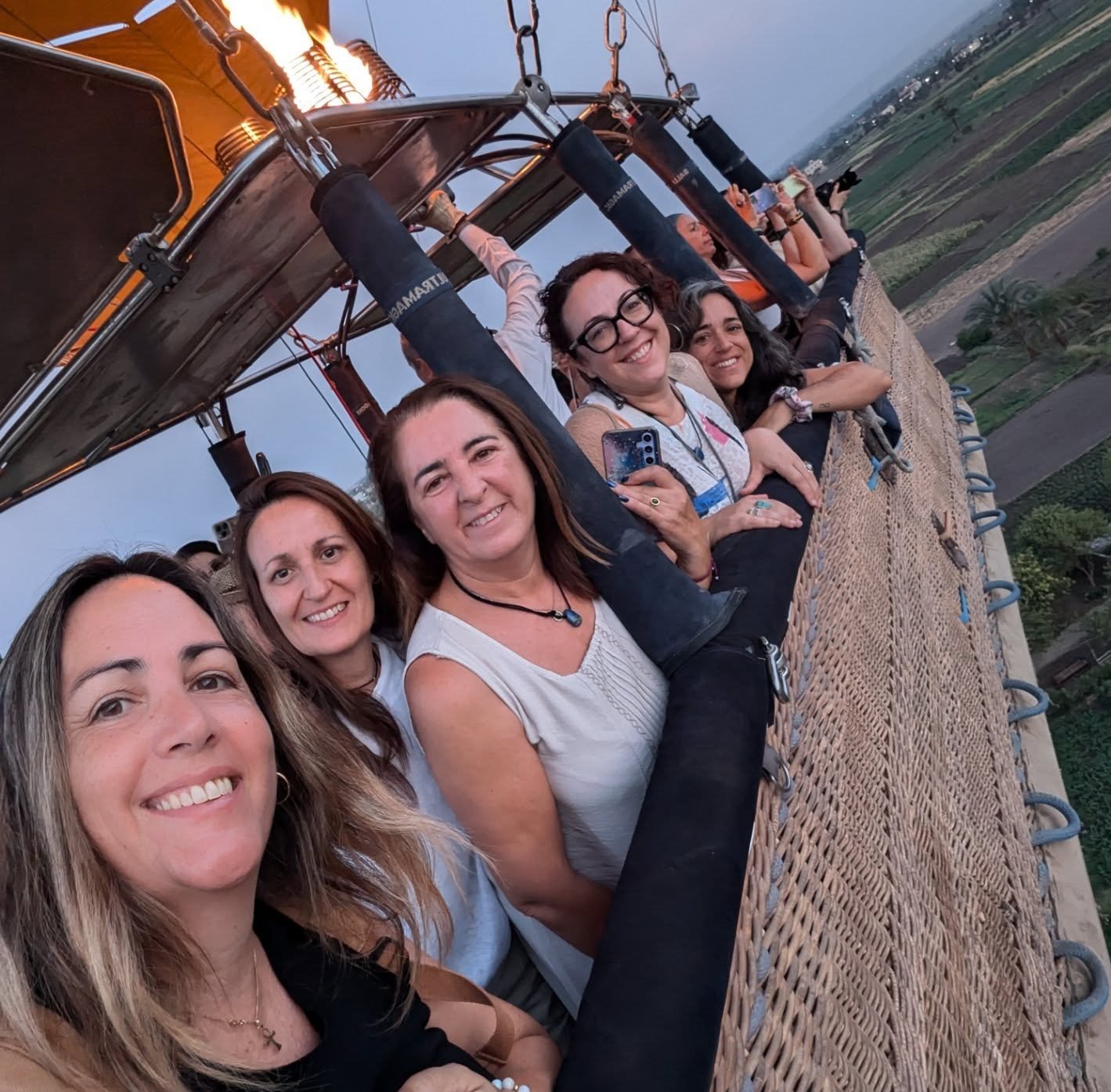 بهجة الأجانب فى قلب رحلات البالون الطائر بالأقصر