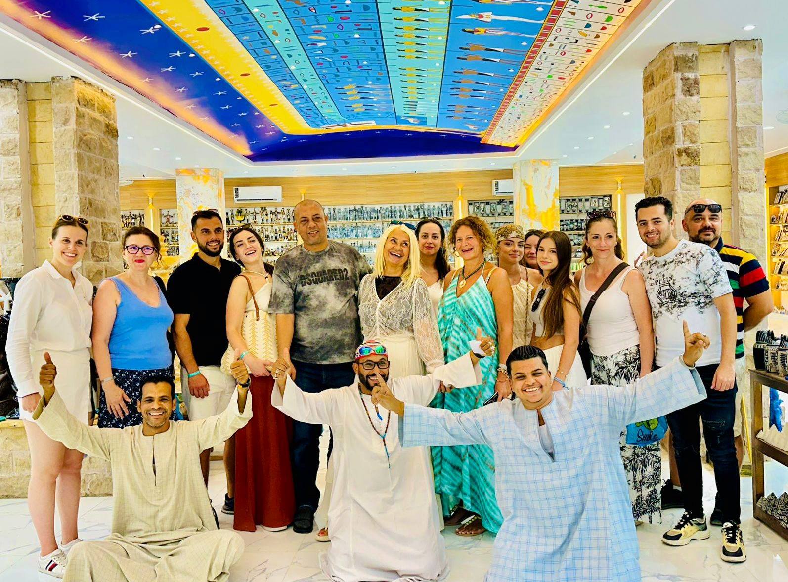 عظمة الصعايدة في التسويق للتحف الفرعونية والألباستر بالبر الغربى عظمة الصعايدة في التسويق للتحف الفرعونية والألباستر بالبر الغربى