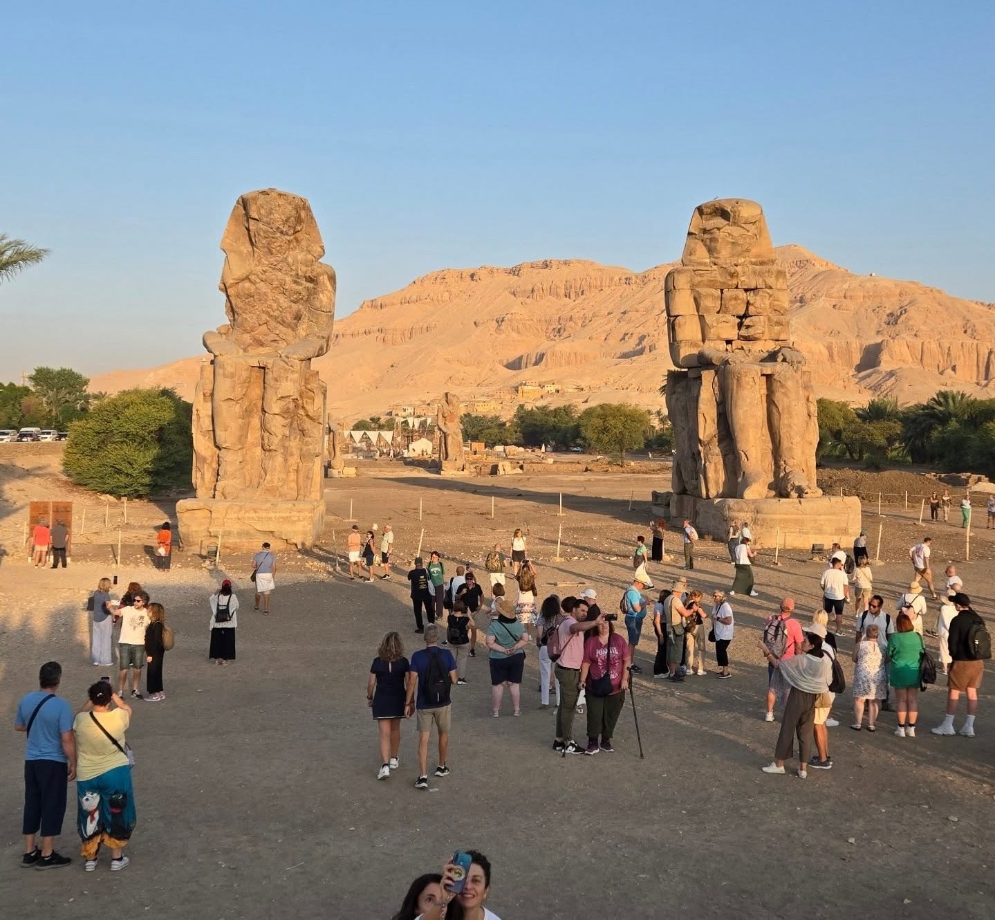 زيارات سياحية في تمثالي ممنون