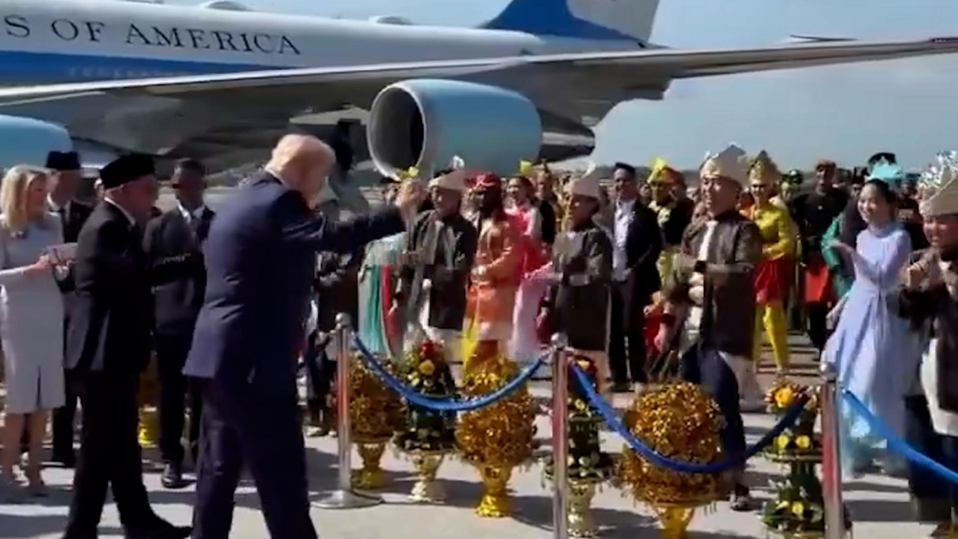 ترامب يرقص في مطار كوالالمبور أثناء زيارته لماليزيا ترامب يرقص في مطار كوالالمبور أثناء زيارته لماليزيا