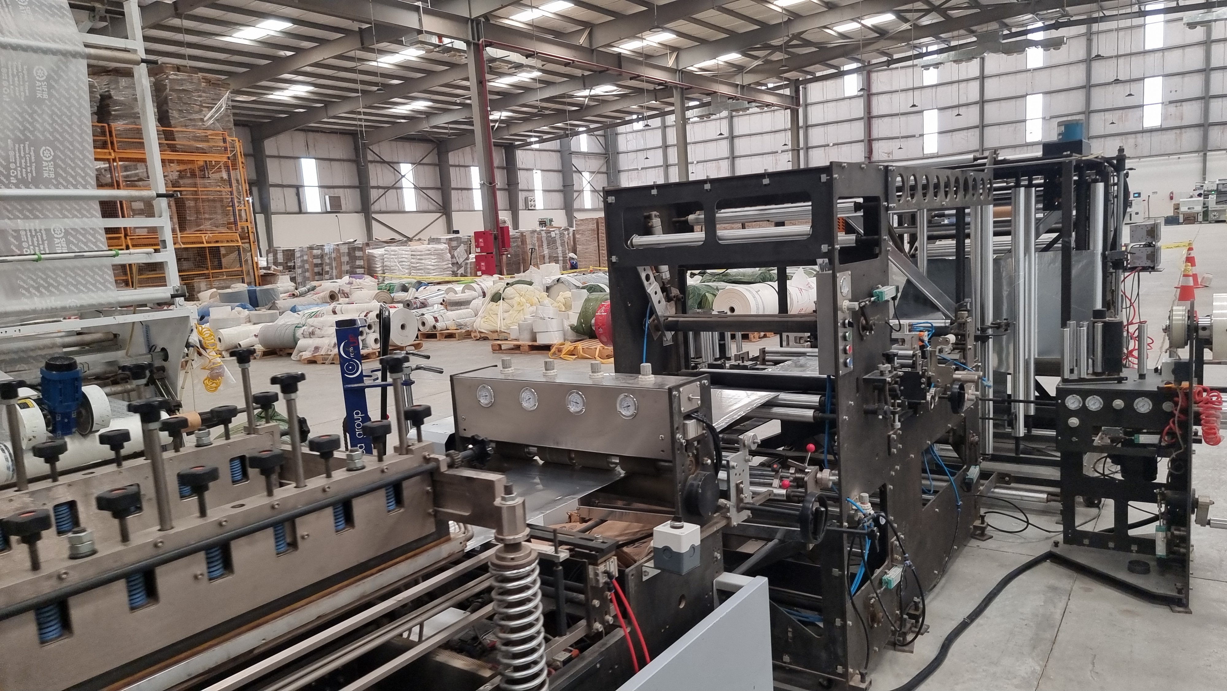 من داخل مصنع إنتاج البلاستيك