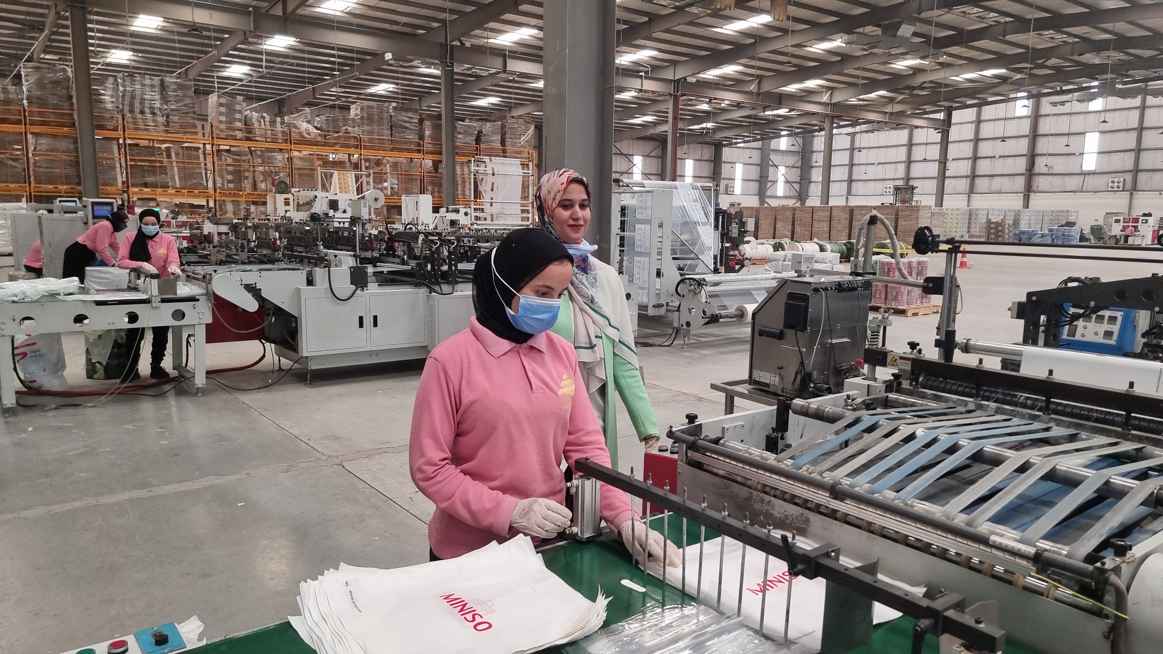 عماله بالمصنع