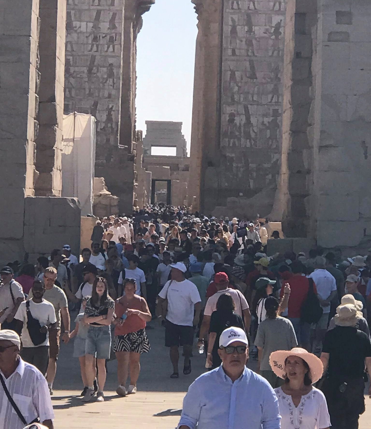 أفواج من كل أنحاء العالم يعيشون أجواء سعيدة ومبهجة بين معابد شرق وغرب الأقصر