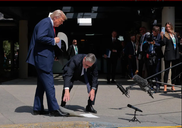 ستارمر يجمع أوراق الاتفاقية بين بريطانيا وأمريكا ستارمر يجمع أوراق الاتفاقية بين بريطانيا وأمريكا