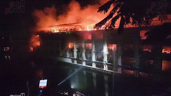 لحظات-اخماد-حريق-في-مركب-نيلي