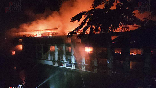 لحظات-اخماد-حريق-في-مركب-نيلي-بالاقصر