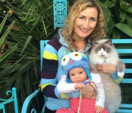 ام العرائس مع قطتها