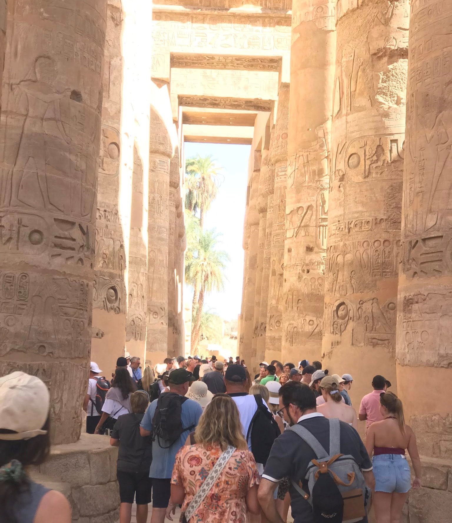 أفواج من كل أنحاء العالم يعيشون أجواء سعيدة ومبهجة بين معابد الأقصر