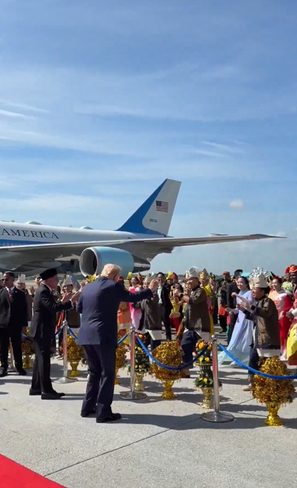 الرئيس الأمريكي يتفاعل بالرقص مع الفرق الشعبية أثناء استقباله في ماليزيا الرئيس الأمريكي يتفاعل بالرقص مع الفرق الشعبية أثناء استقباله في ماليزيا