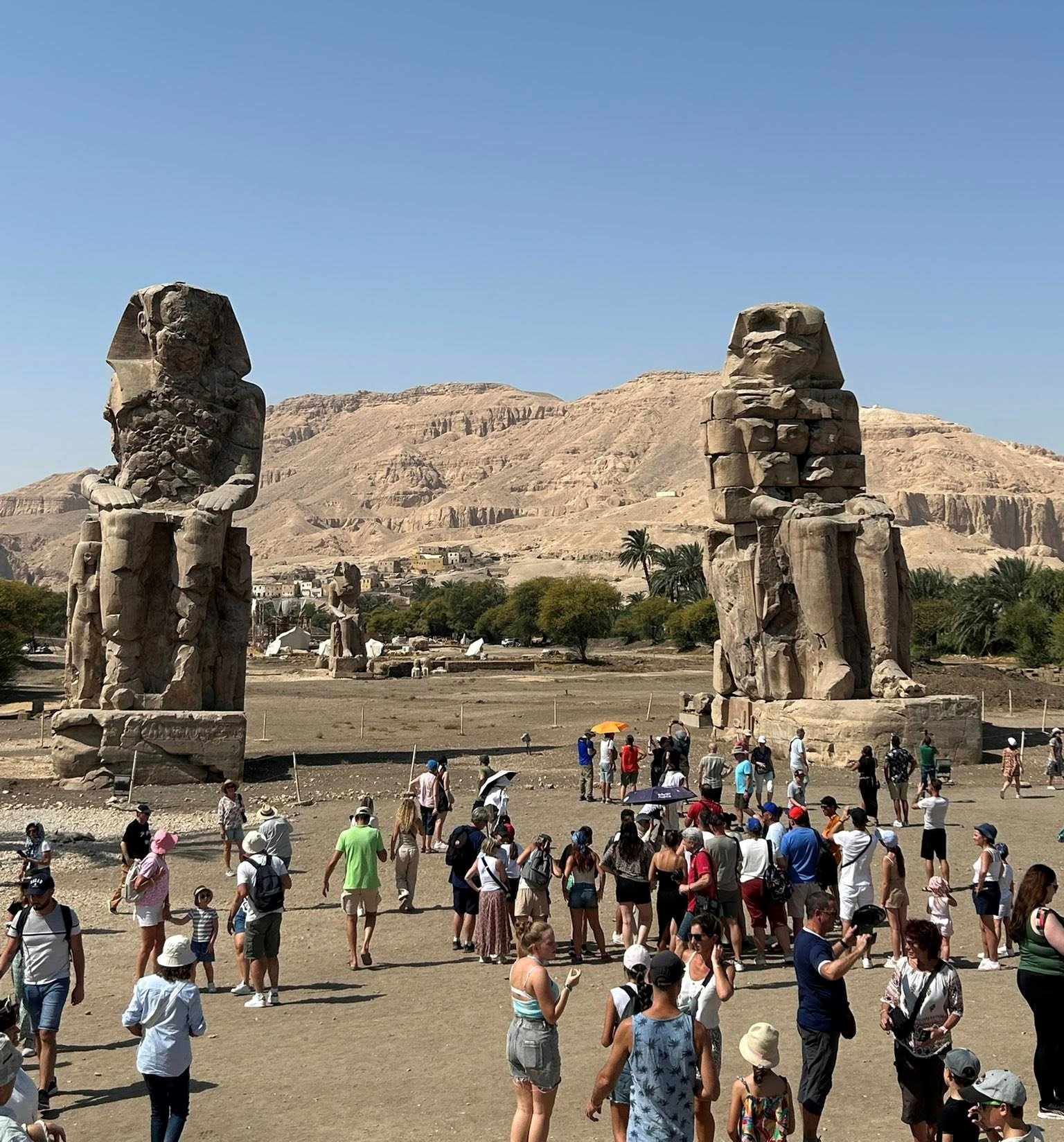 جانب من الزيارات السياحية لمنطقة تمثالي ممنون