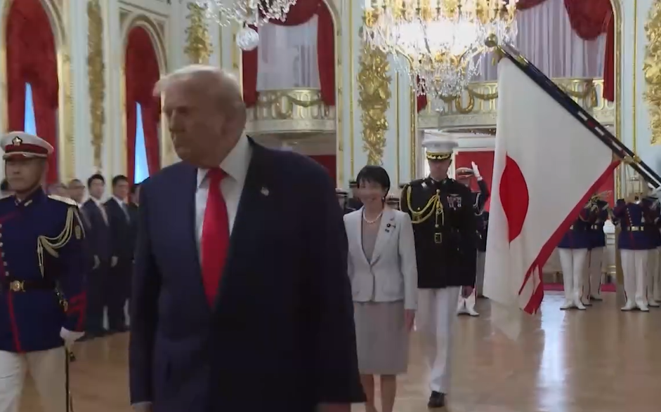 ترامب يسبق رئيسة وزراء اليابان أثناء مراسم استقباله ترامب يسبق رئيسة وزراء اليابان أثناء مراسم استقباله