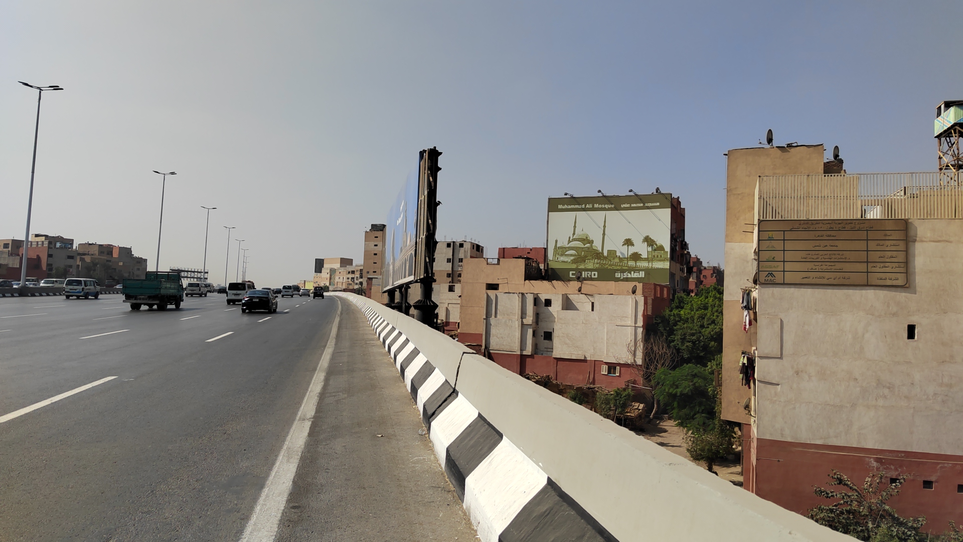 إنشاء لوحات دعائية لمعام القاهرة وملصقات ترويجية