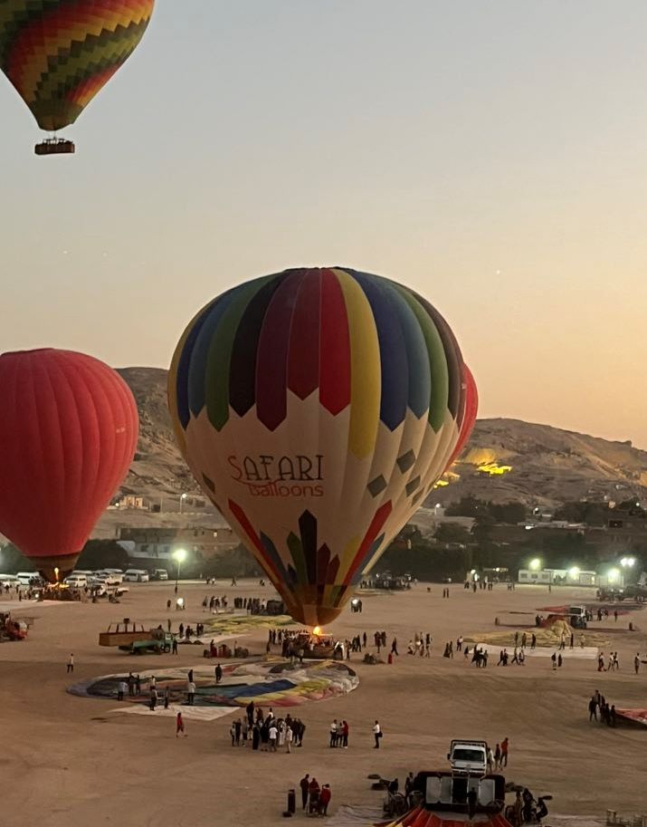 إقبال كبير على رحلات البالون الطائر بالأقصر