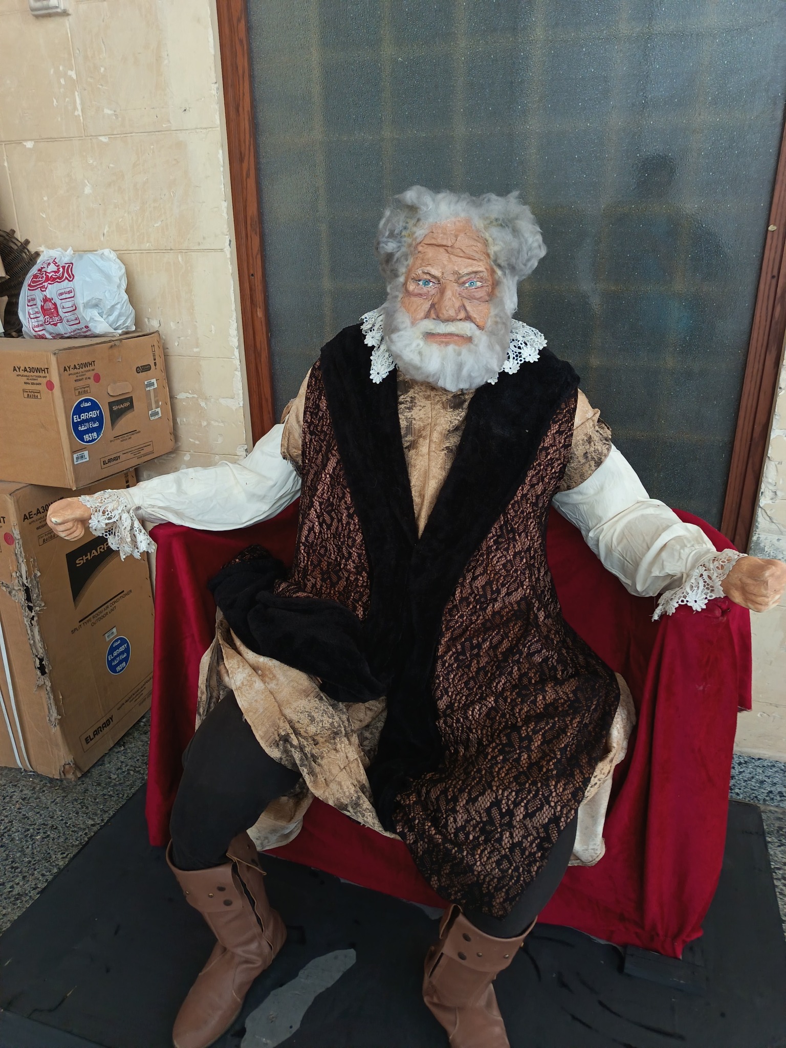 تمثال شخصية الملك لير للفنان يحيي الفخراني من تقديم إسلام عباس تمثال شخصية الملك لير للفنان يحيي الفخراني من تقديم إسلام عباس