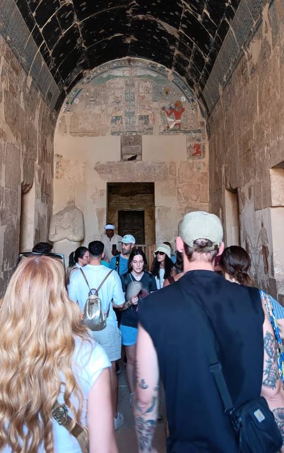 أجواء سعيدة ومبهجة بين معابد ومقابر الأقصر